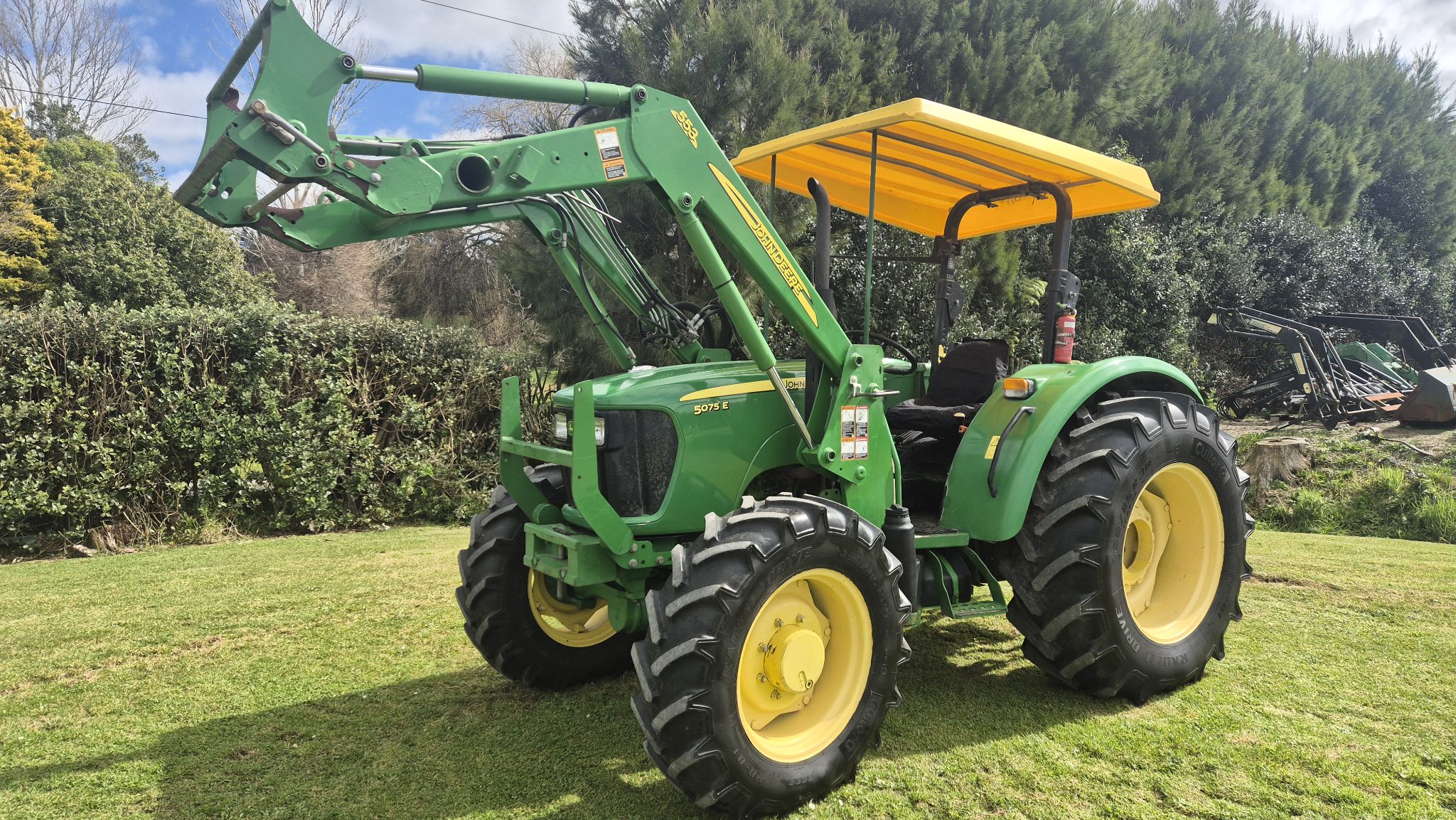 John Deere 5075E with FEL - 2000 Hours